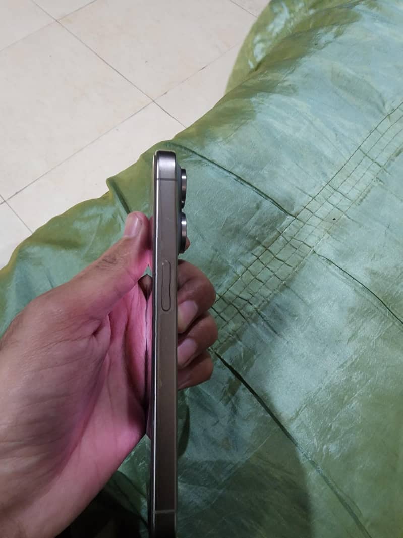Apple iPhone 15 Pro 3