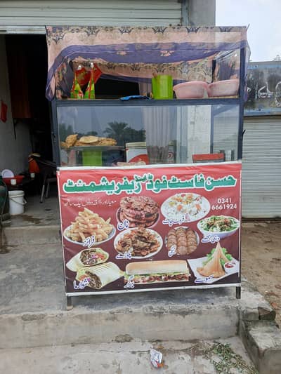 fast food ki dukhan hai jis me shawarma bargr counter samosa pokra