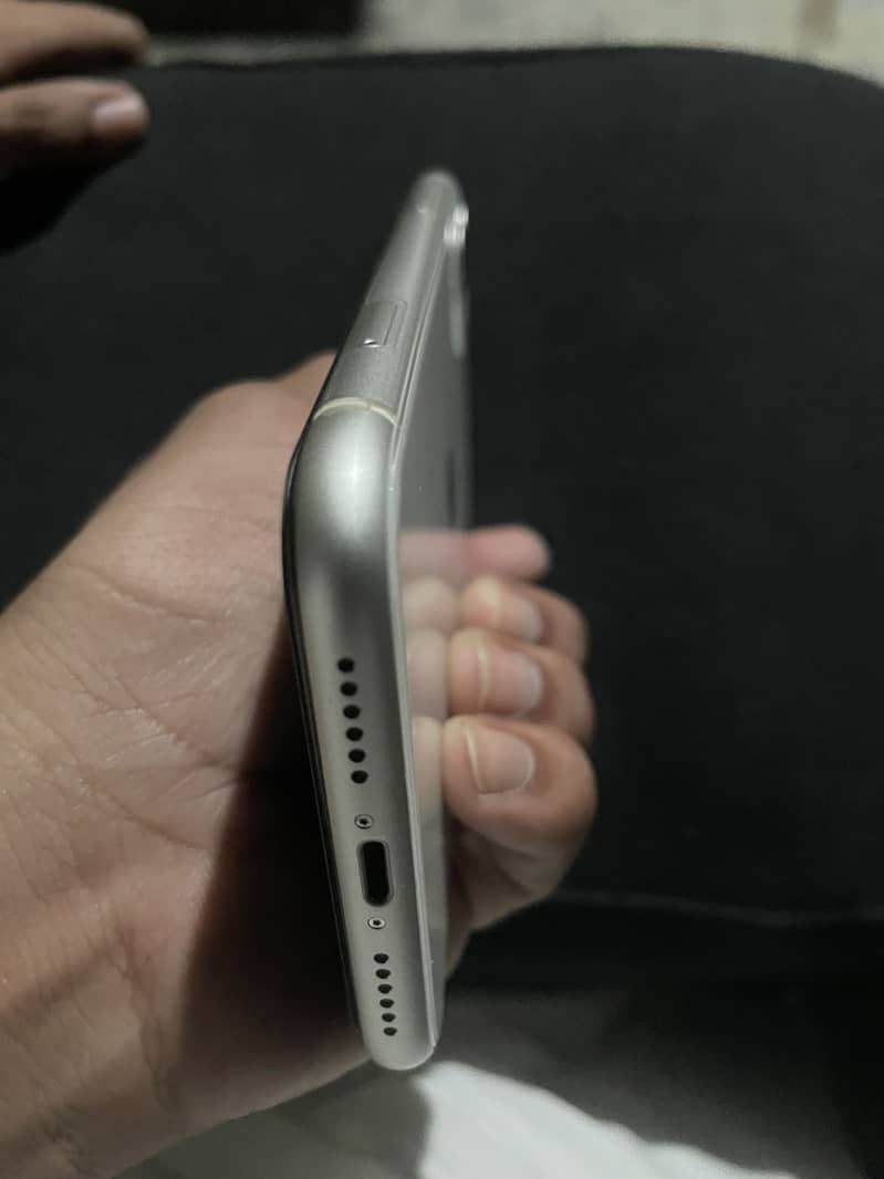 Apple iPhone 11 4