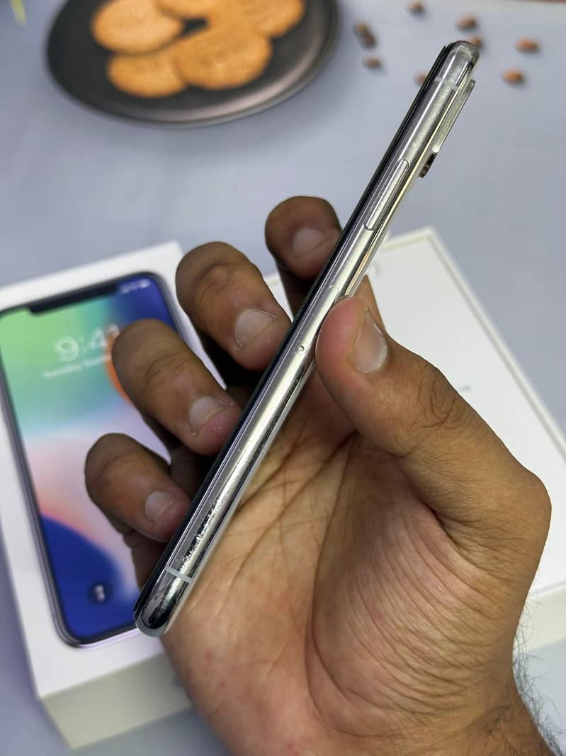 Apple iPhone X 4