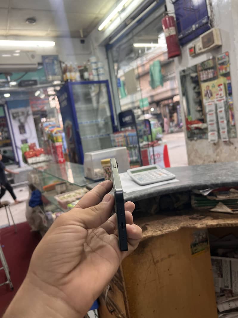 Apple iPhone 13 sim time remaining 6