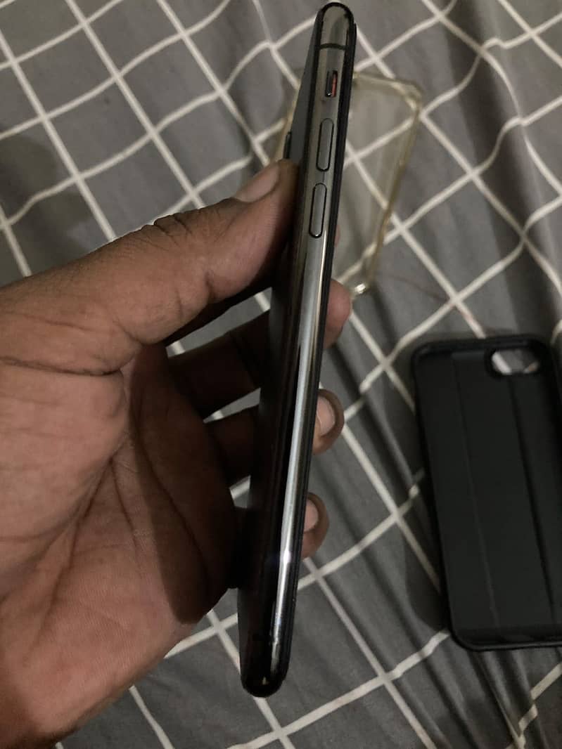 Apple iPhone X 4
