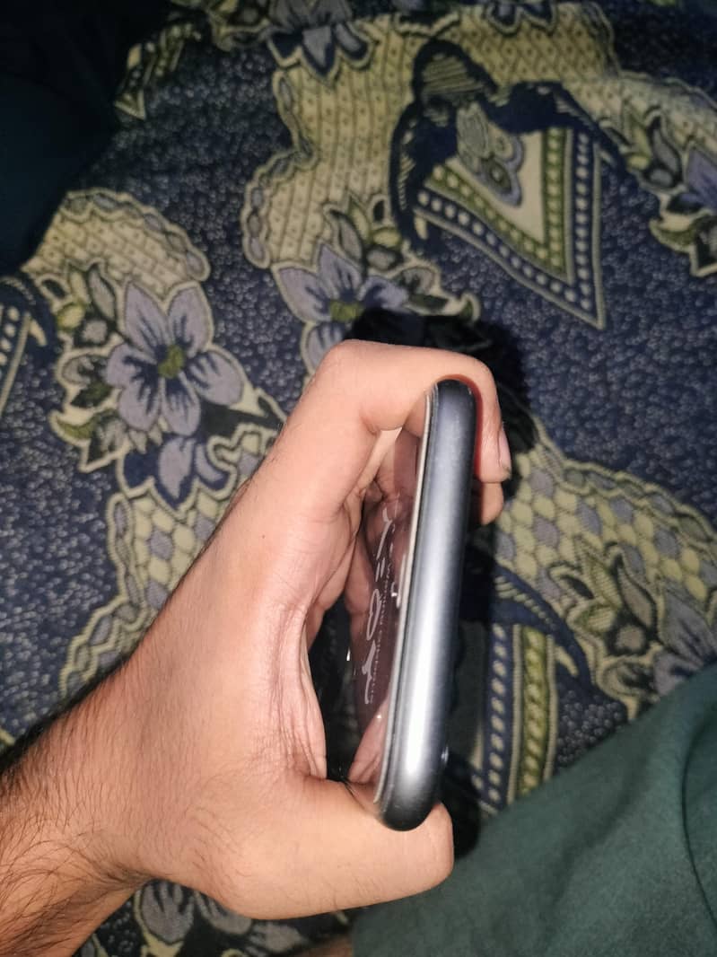 Apple iPhone 11 3