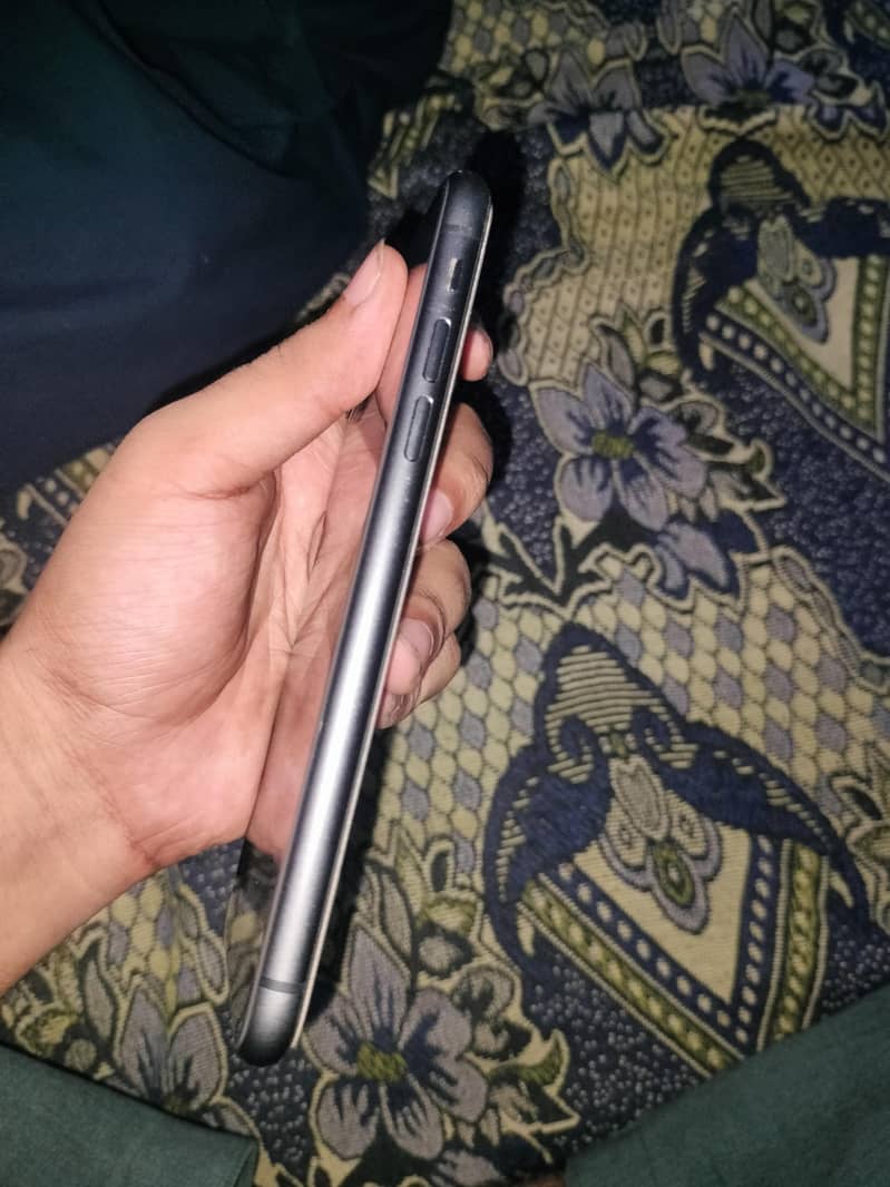 Apple iPhone 11 4
