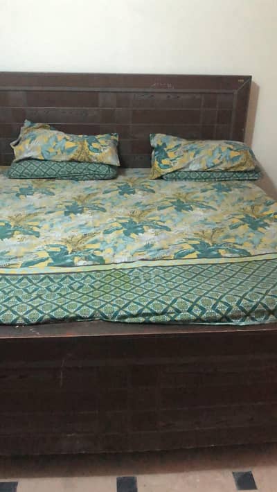 double bed without side tables