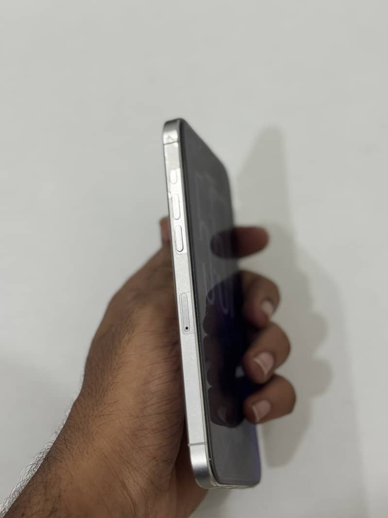 Apple iPhone 15 Pro Max 6