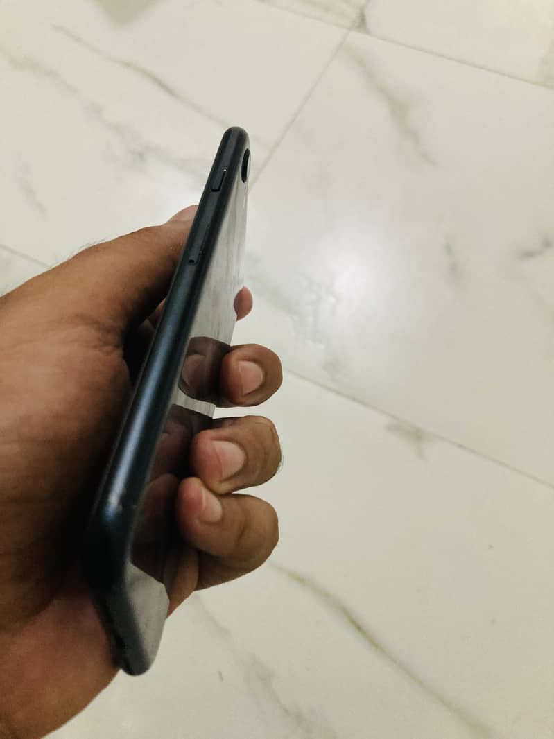Apple iPhone SE 3rd generation 5