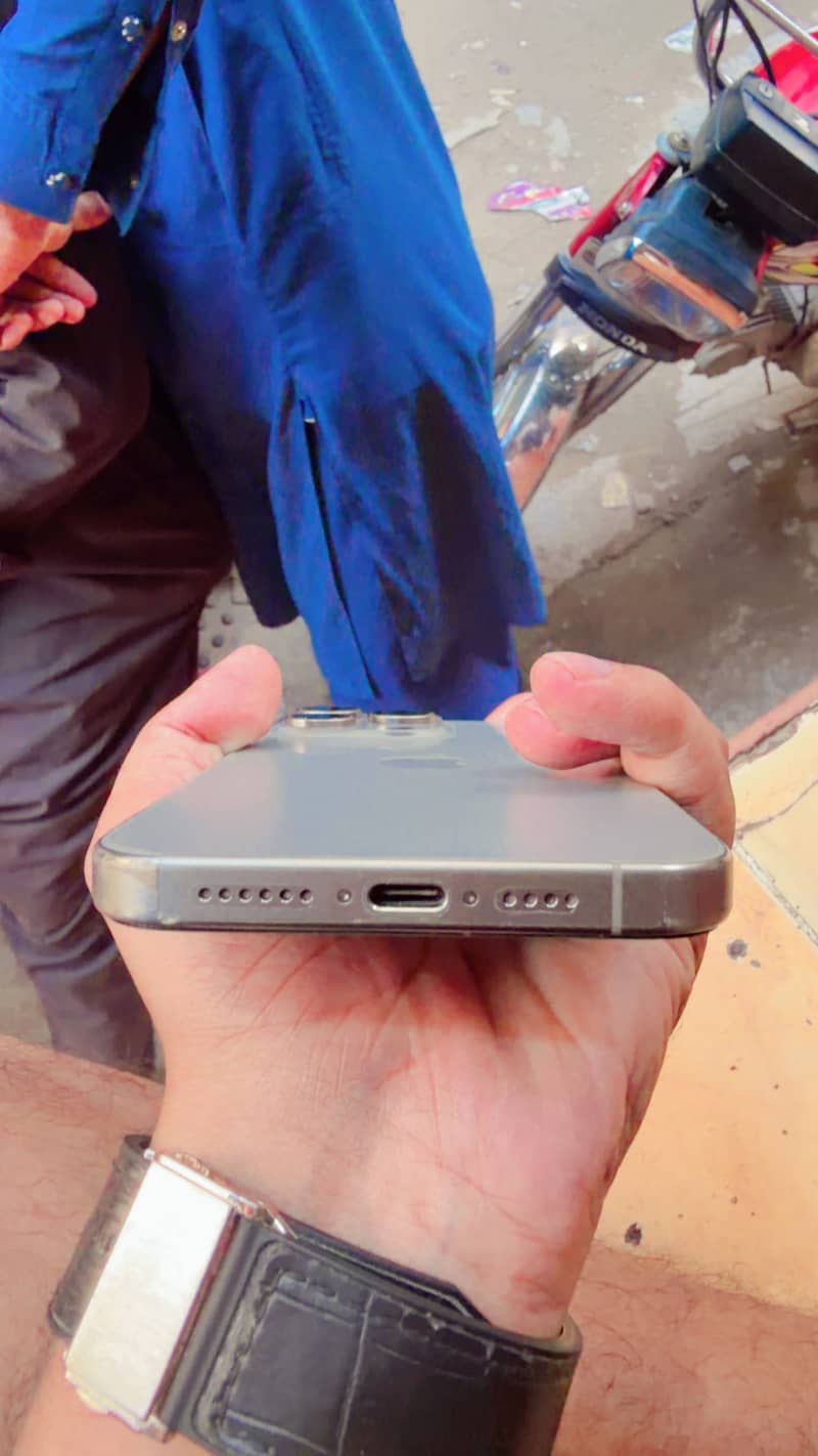 Apple iPhone 15 Pro Max 4