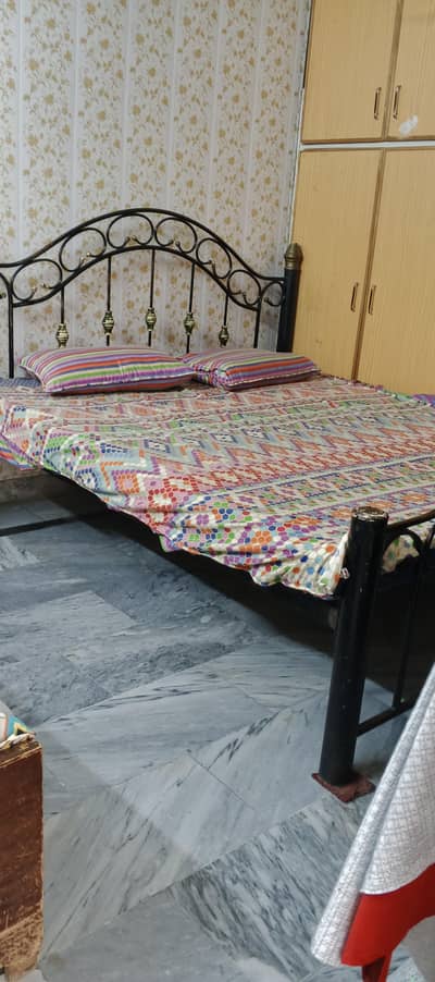 stylish King size bed very good condition