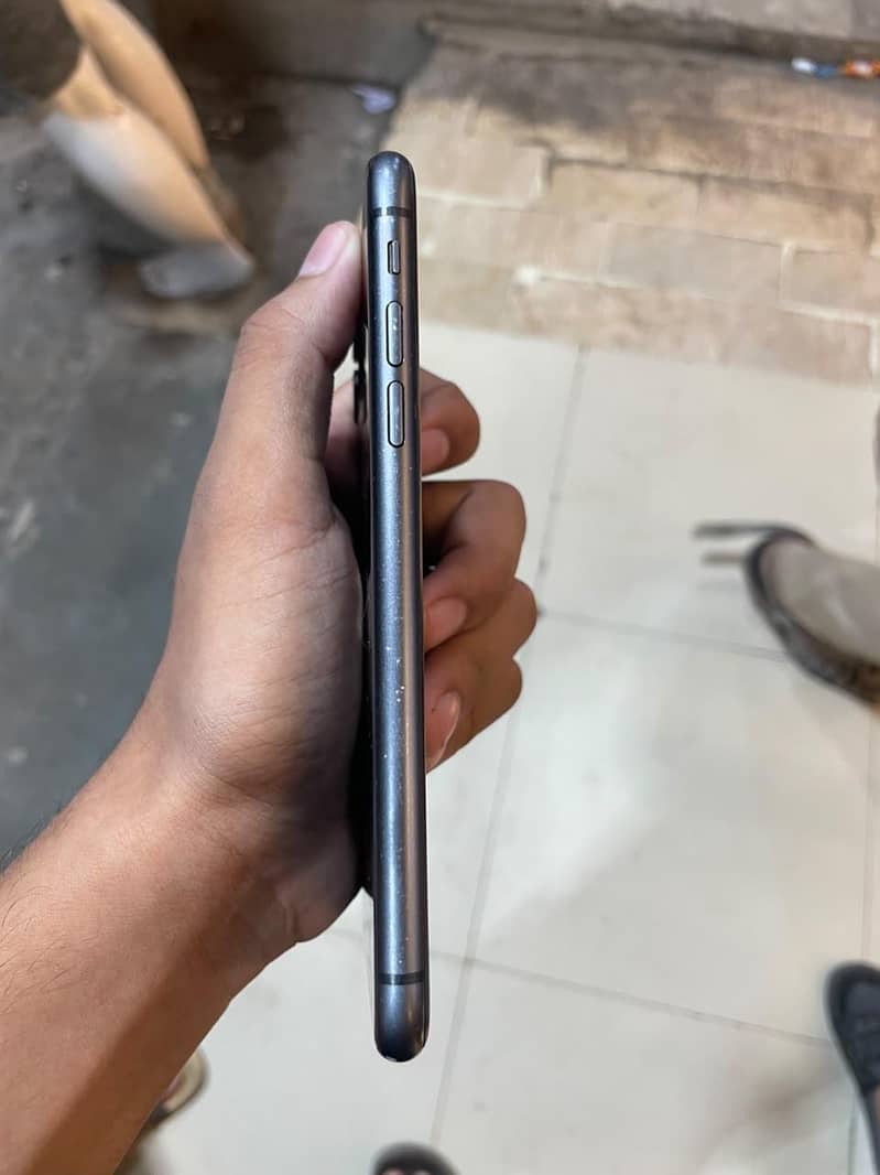 Apple iPhone 11 4