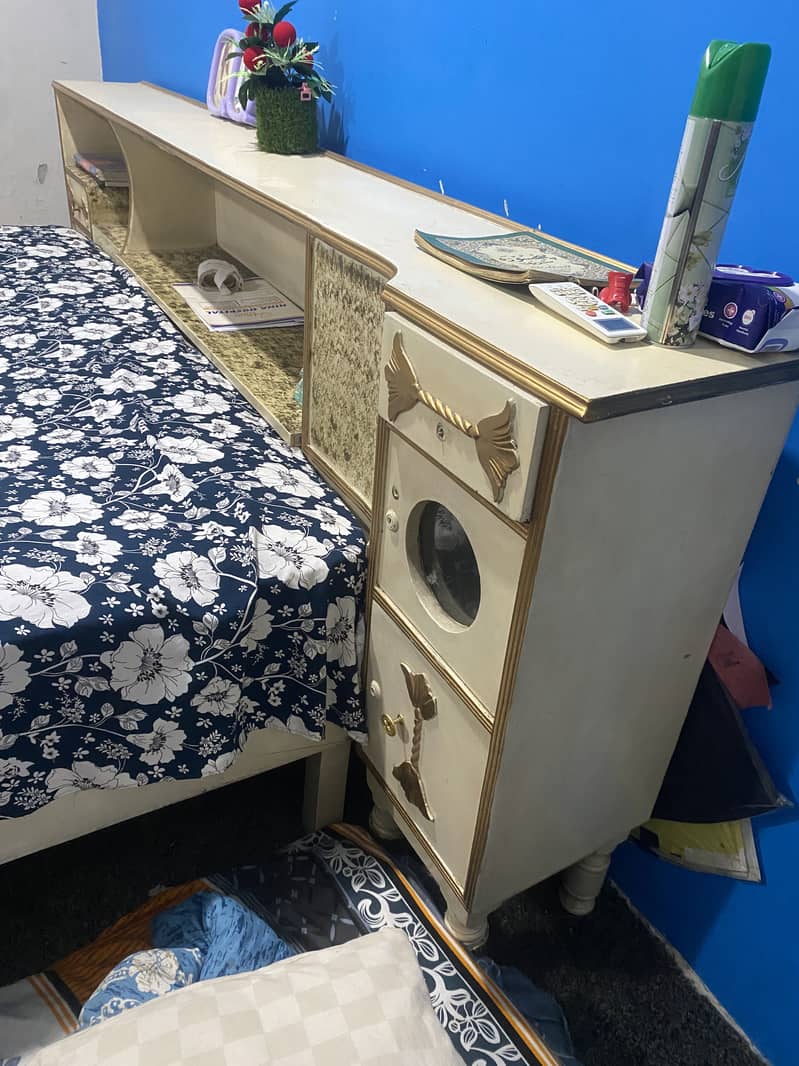 Bed Set With Dressing 3