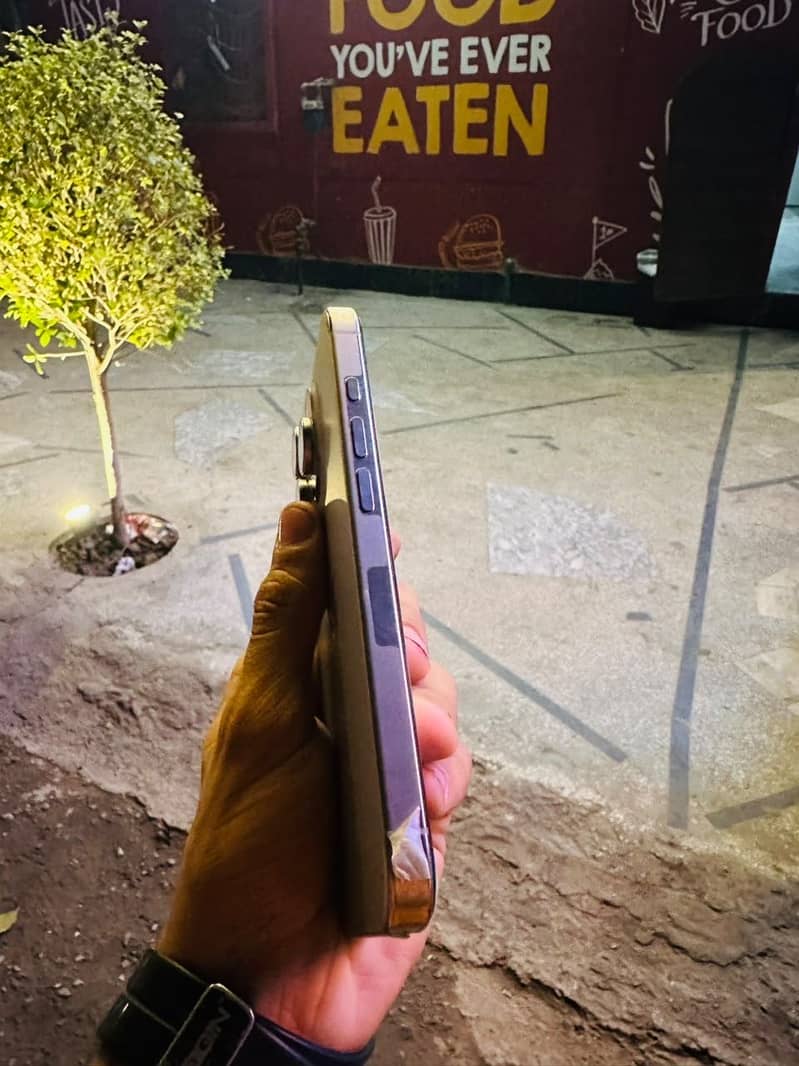 Apple iPhone 16 Pro 3