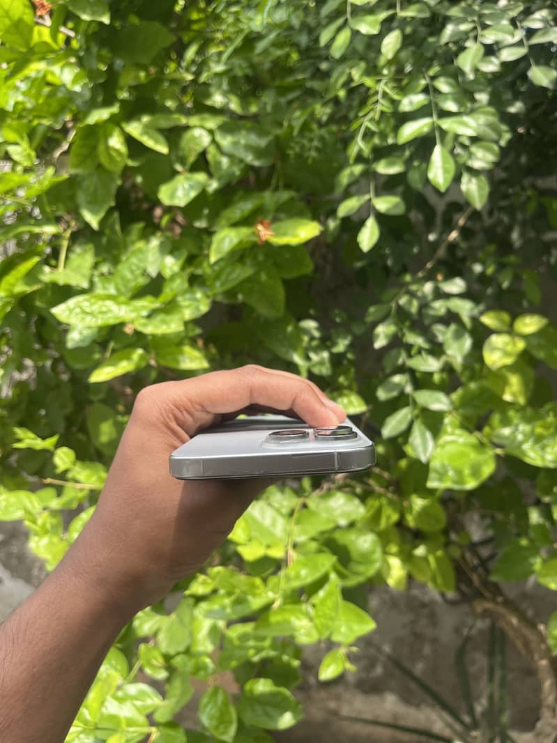 Apple iPhone 16 Pro Max 1