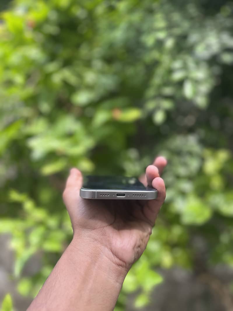 Apple iPhone 16 Pro Max 3