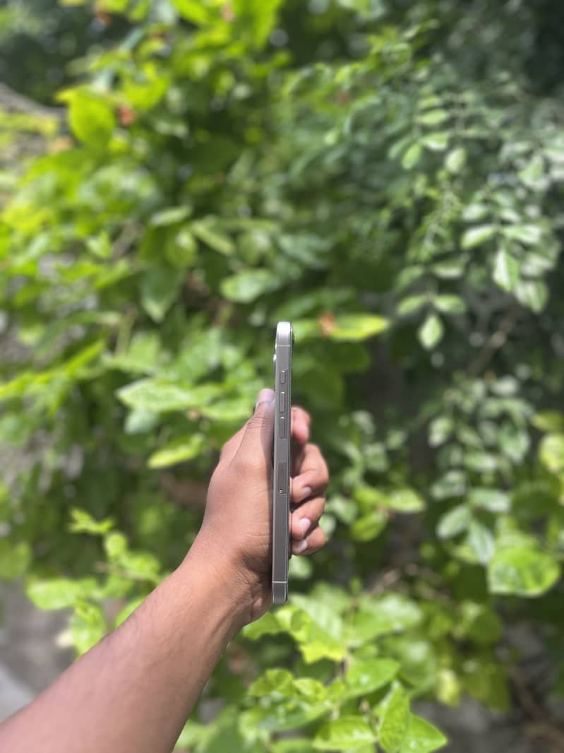 Apple iPhone 16 Pro Max 4