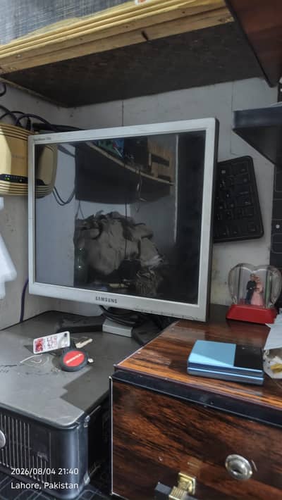 2 LCD h mere pas computer ki eik 16 inch ki h or eik 24 inch ki