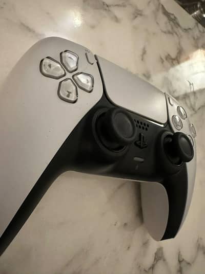 playstation 5 remote avlb like brand new