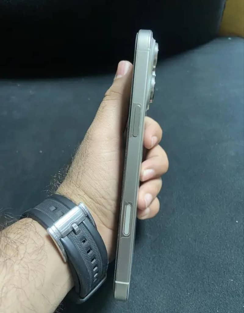 Apple iPhone 16 Pro Max 1
