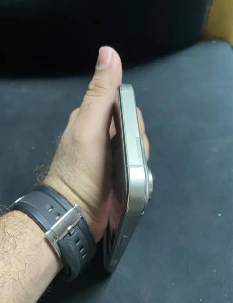 Apple iPhone 16 Pro Max 2