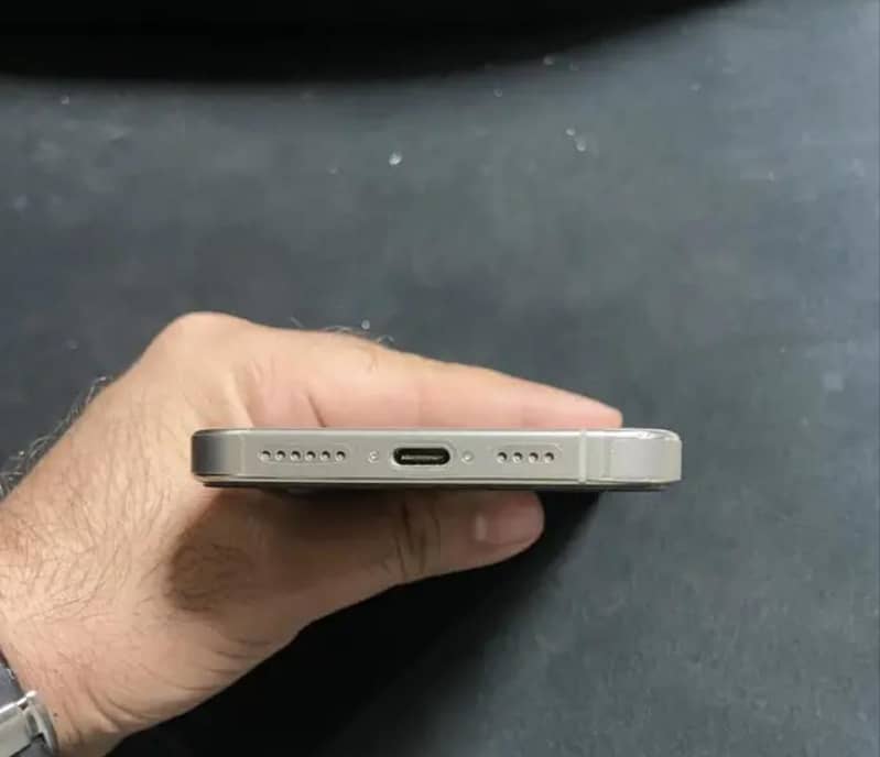Apple iPhone 16 Pro Max 4