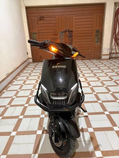 revoo c32 young