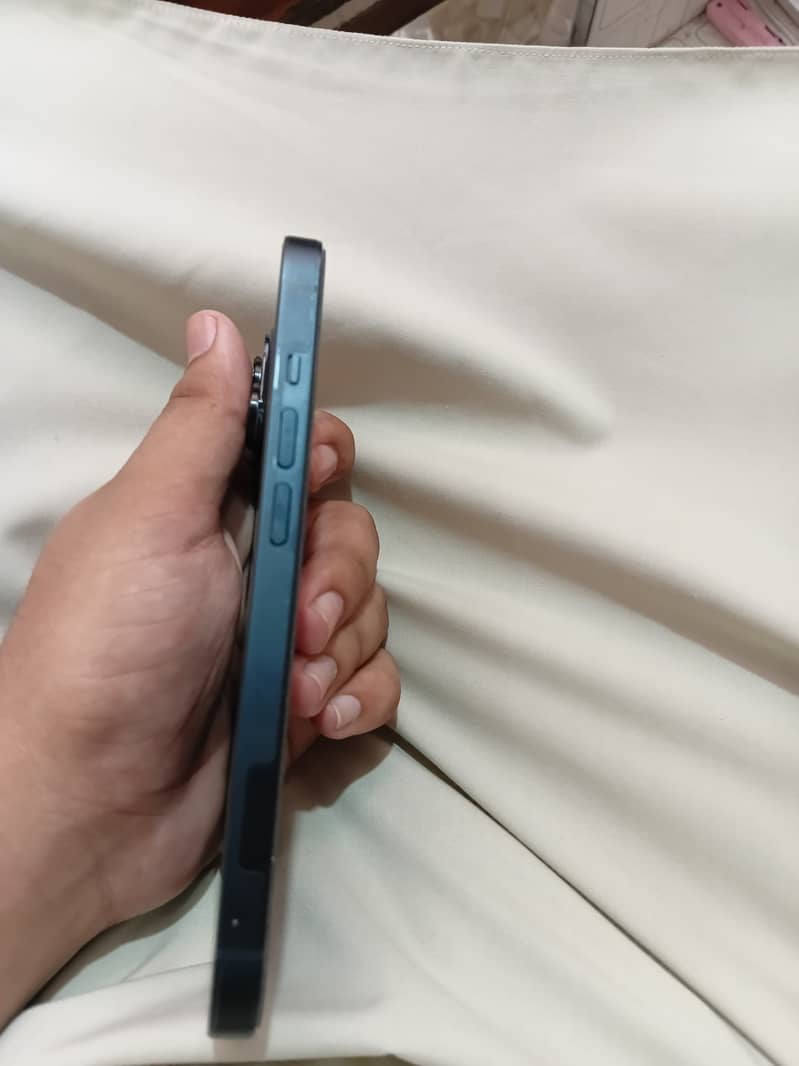Apple iPhone 14 3