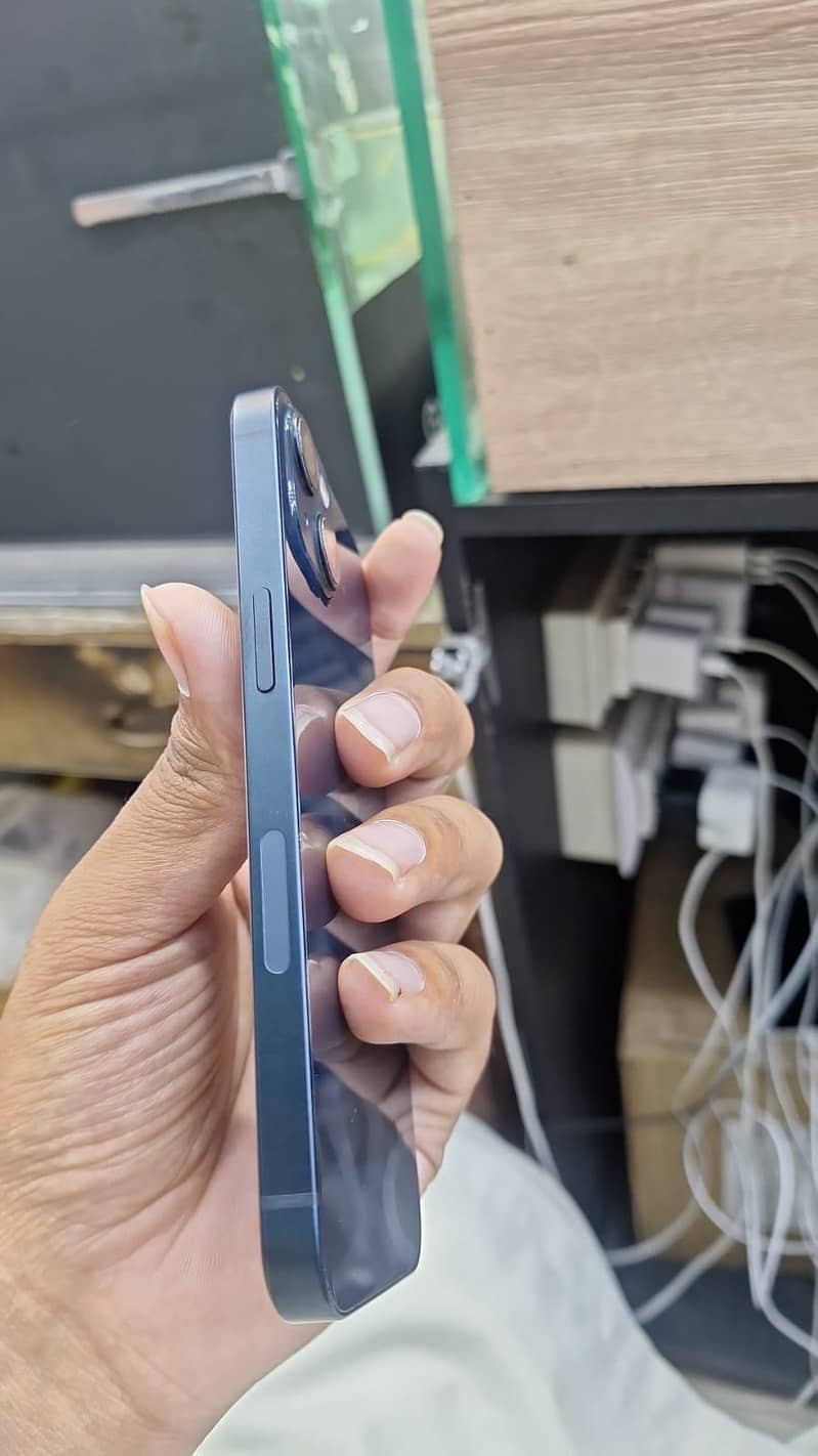 Apple iPhone 13 2