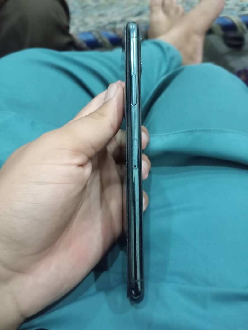 Apple iPhone 11 Pro Max 4