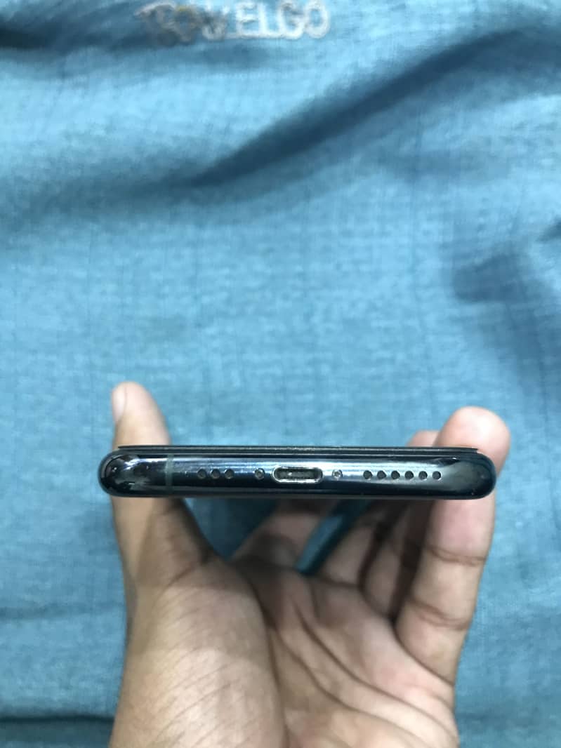 Apple iPhone 11 Pro 4