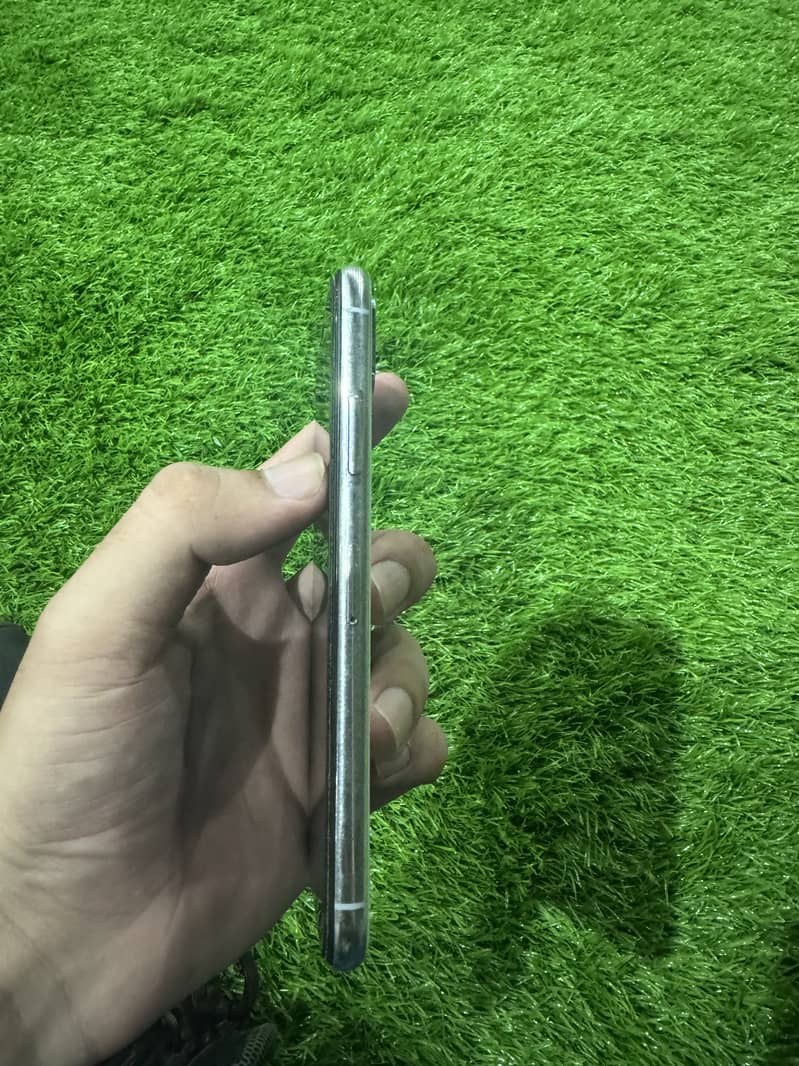 Apple iPhone X 4