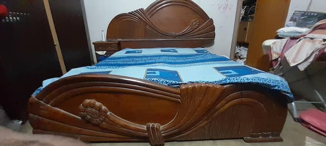one used 6 x 6.1/2 feet Bed, polished recently