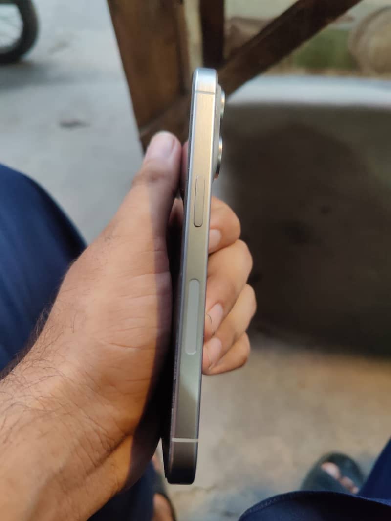 Apple iPhone 15 Pro 3
