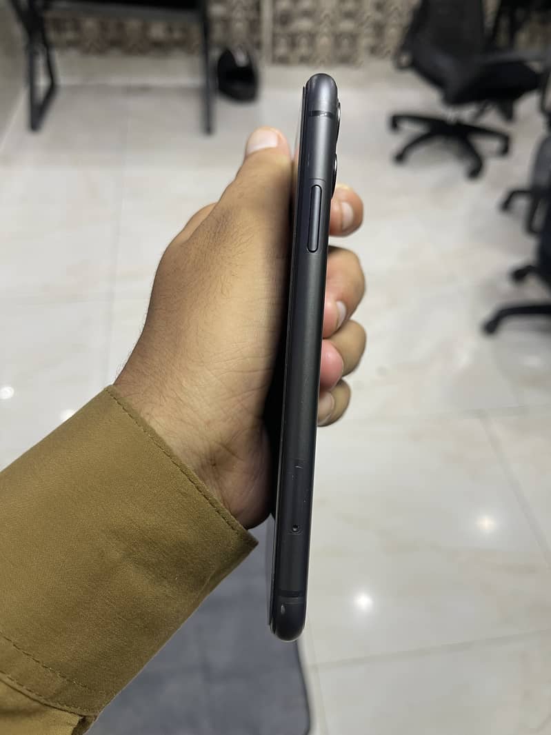 Apple iPhone 11 4