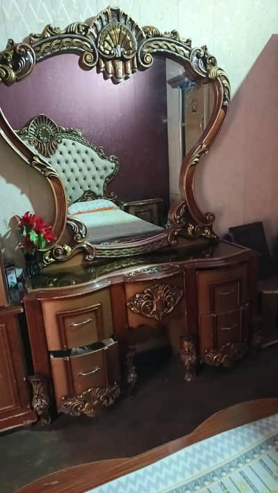 luxury style bed for sale only 5 year use