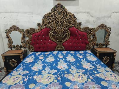 King sized bed with dressing table and side tables