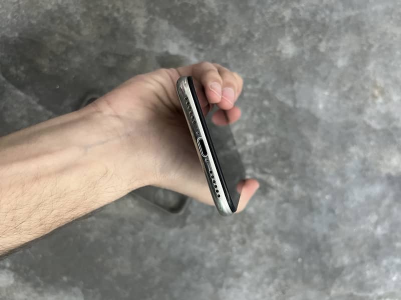 Apple iPhone X 4