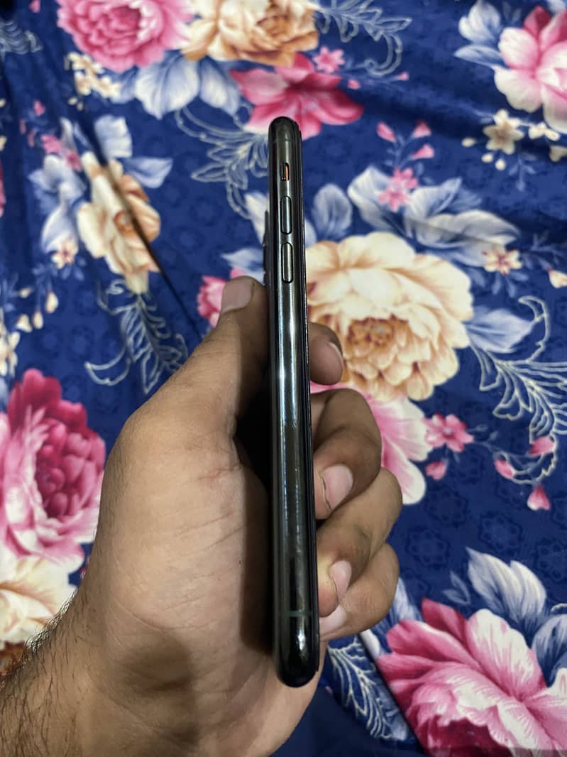 Apple iPhone 11 Pro 4