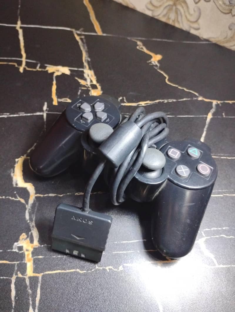 Ps2 with controller ( 1 ) and (1) CD 0