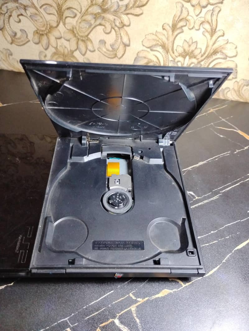 Ps2 with controller ( 1 ) and (1) CD 2