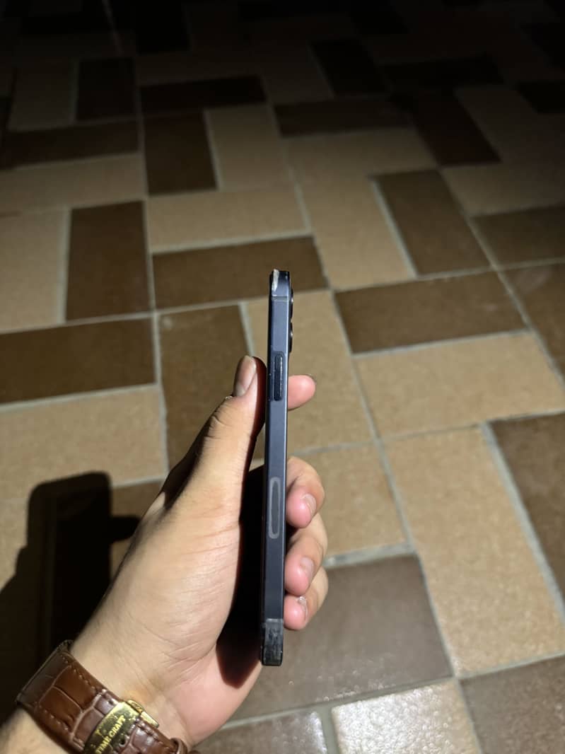 Apple iPhone 12 4