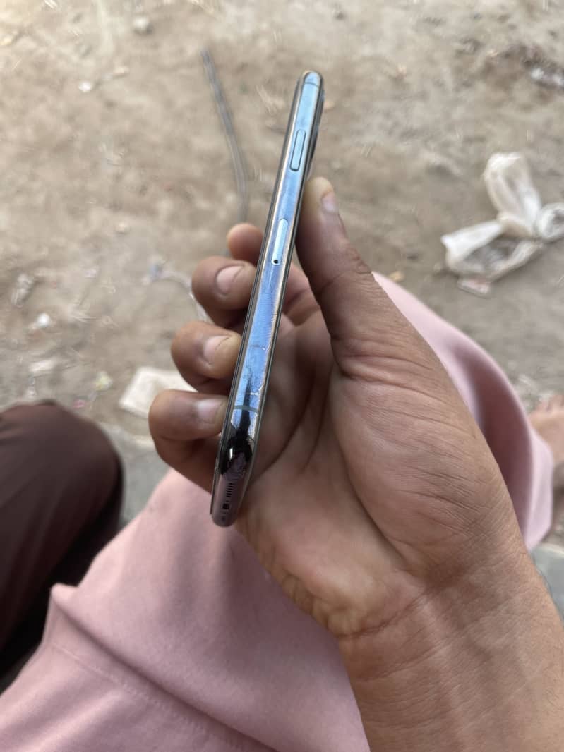 Apple iPhone 11 Pro 4