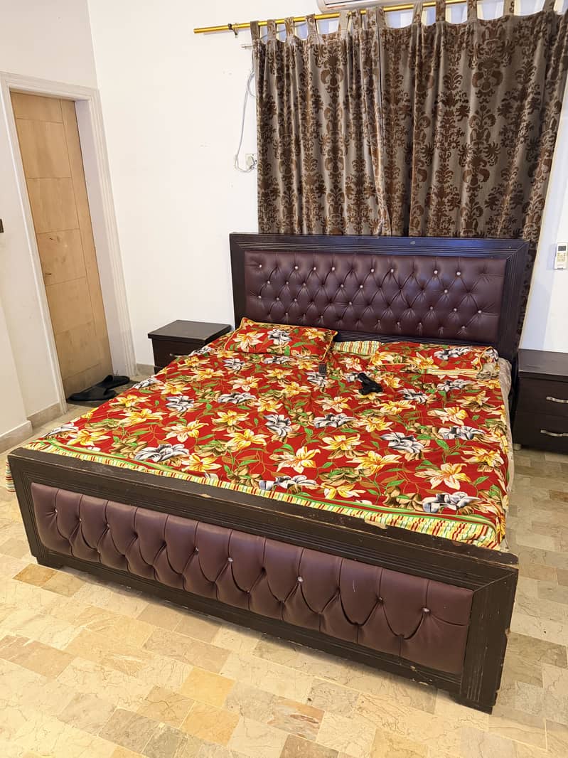 Double bed with side tables & dressing table 0