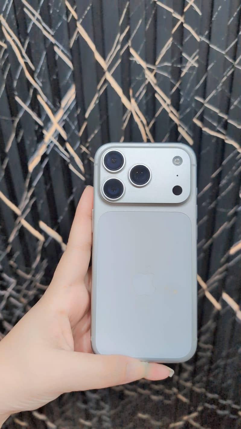 Apple iPhone 17 Pro Max 1