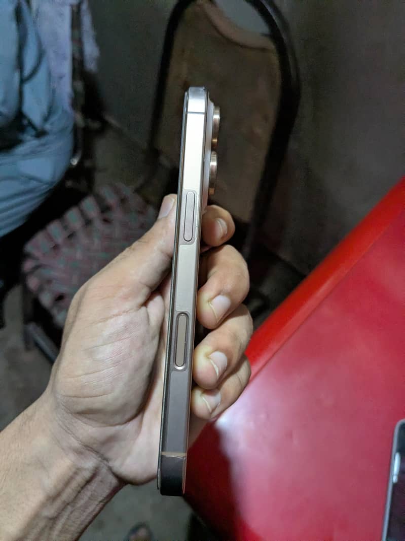 Apple iPhone 16 Pro 2