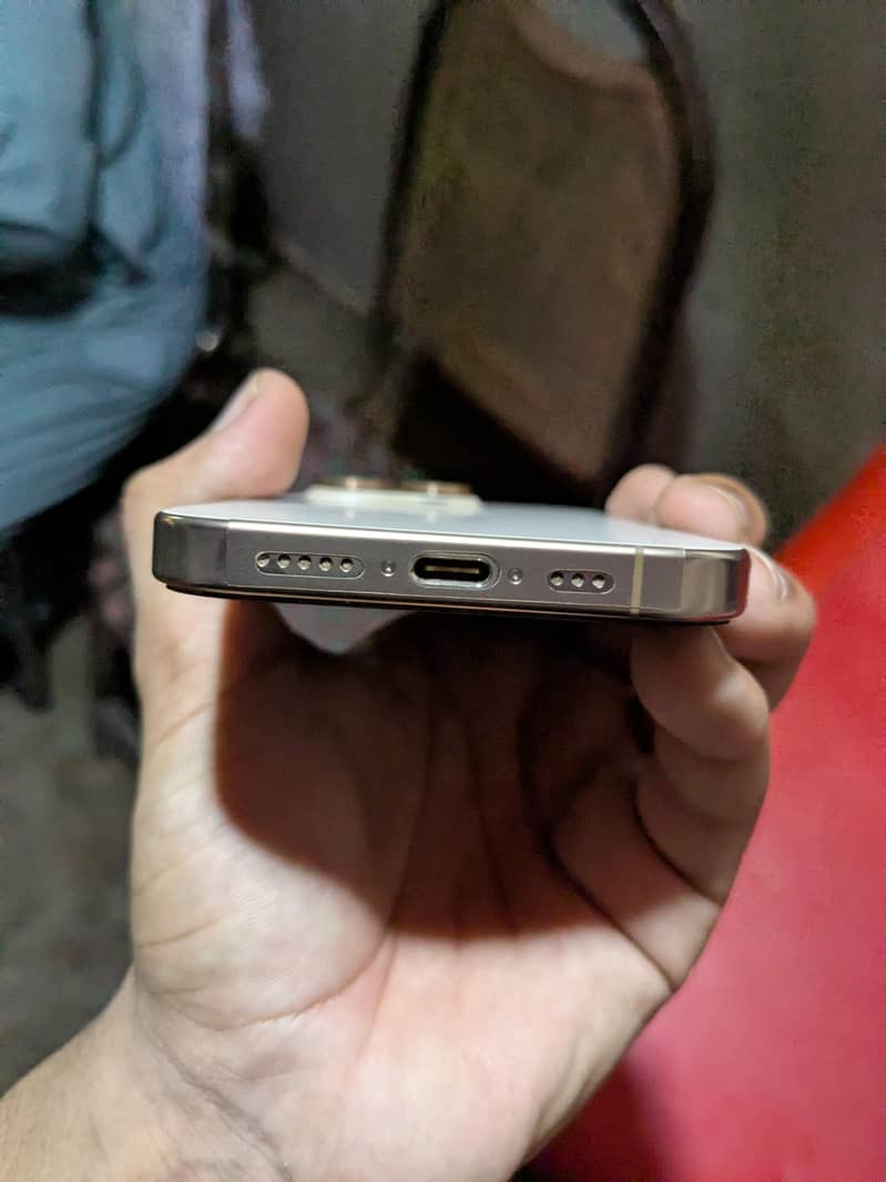 Apple iPhone 16 Pro 3