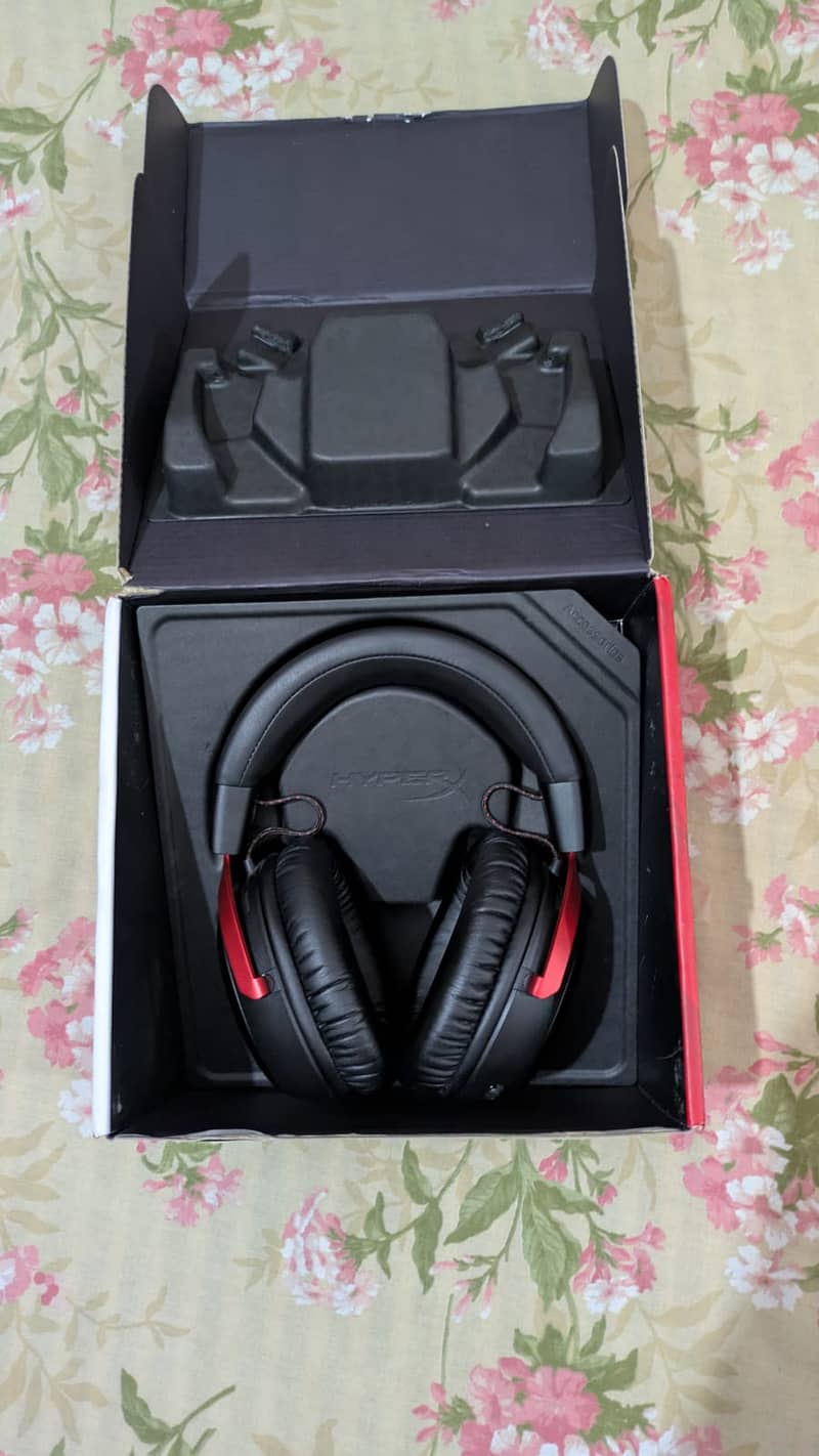 Hyperx Cloud 3 wireless 10/10 condition with box 1