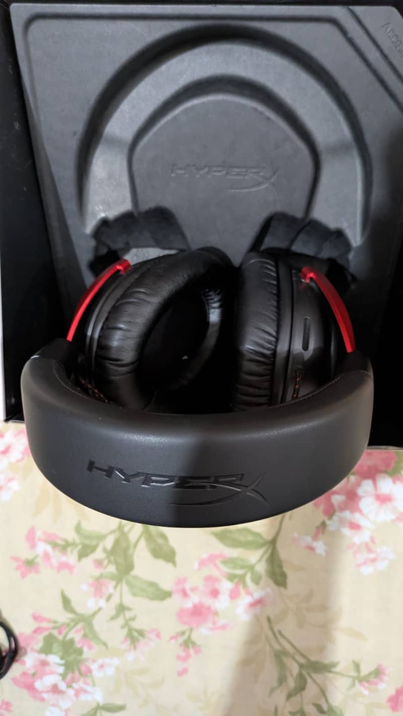 Hyperx Cloud 3 wireless 10/10 condition with box 2