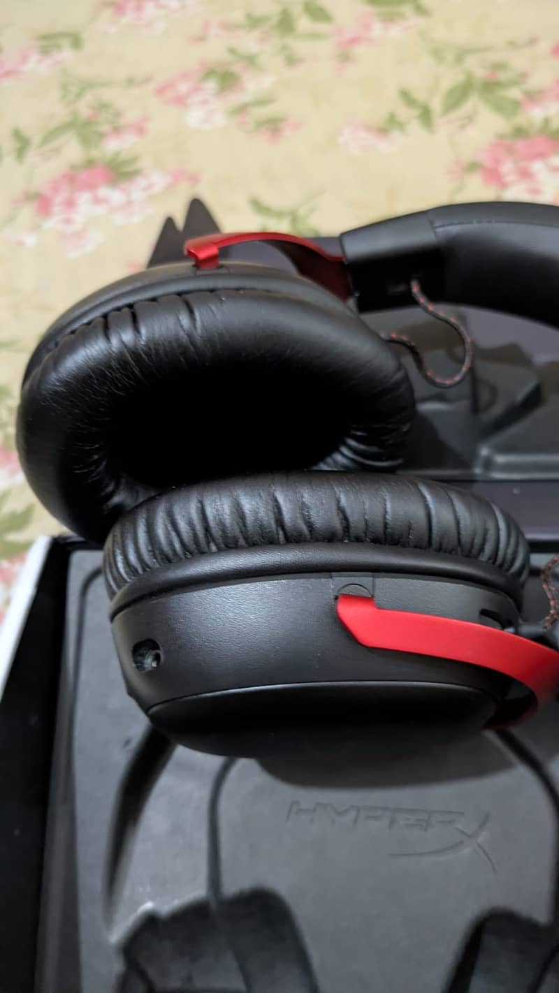 Hyperx Cloud 3 wireless 10/10 condition with box 4