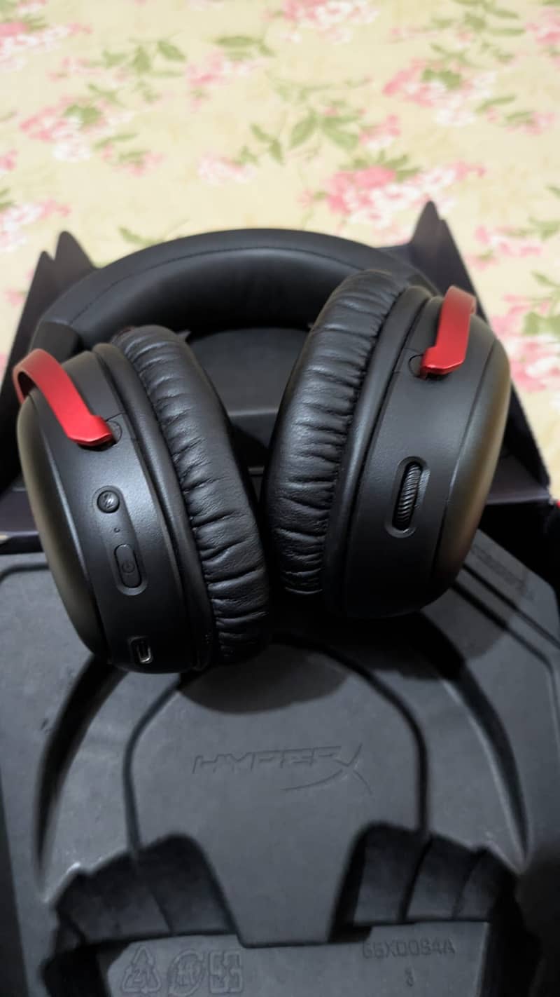 Hyperx Cloud 3 wireless 10/10 condition with box 5