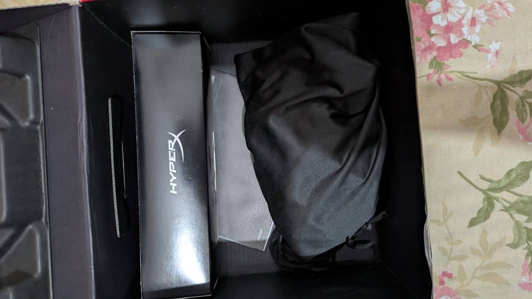 Hyperx Cloud 3 wireless 10/10 condition with box 7
